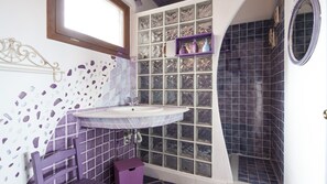 Shower, hair dryer, bidet, towels - Armonia - Three Bedroom Apartment, Sleeps 8 (Tanaunella)