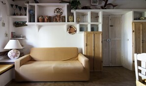 TV, fireplace - Armonia - Three Bedroom Apartment, Sleeps 8 (Tanaunella)