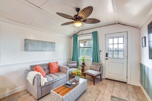 Interior - Cozy Decatur Cabin w/ Views ~ 1 Mi to Riverfront! (Decatur)