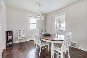 Interior - Coastal Lake Erie Cottage w/ Amazing Water Views! (Euclid)