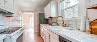 Coastal Lake Erie Cottage w/ Amazing Water Views!