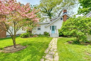 Interior - Coastal Lake Erie Cottage w/ Amazing Water Views! (Euclid)