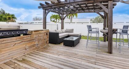 Pet-friendly Fort Pierce Home w/ Pool & Kayaks!