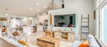 Pet-friendly Fort Pierce Home w/ Pool & Kayaks!