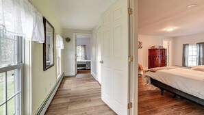 Ein Schlafzimmer mit Bett, Kleiderschrank und Fenster.