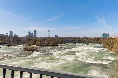 Cozy Niagara Falls Cottage w/ Gas Grill + Patio!