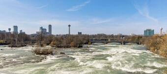 Cozy Niagara Falls Cottage w/ Gas Grill + Patio!