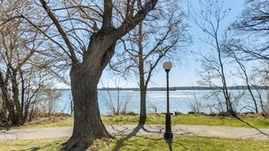 A park with a large tree, a lamp post, and a pathway leading to a body of water. - Cozy Niagara Falls Cottage w/ Gas Grill + Patio! (Niagara Falls)