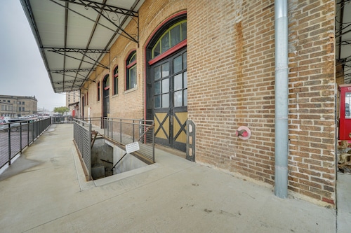 Pet-friendly Texarkana Studio in The Historic 1894
