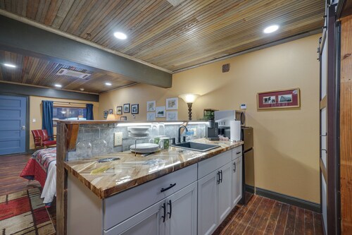 Pet-friendly Texarkana Studio in The Historic 1894