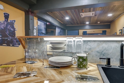 Pet-friendly Texarkana Studio in The Historic 1894