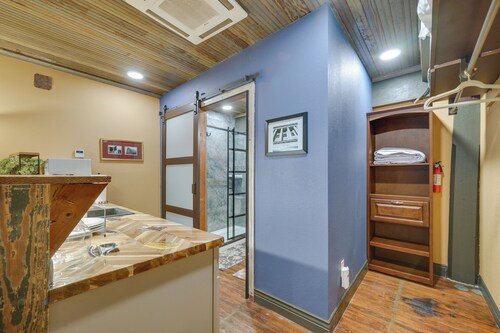 Pet-friendly Texarkana Studio in The Historic 1894