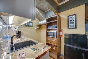 Interior - Central Texarkana Studio Rental w/ Railroad Views! (Texarkana)