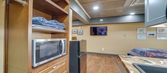 Central Texarkana Studio Rental w/ Railroad Views!
