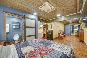Apartment (0 Bedroom) | Interior - Central Texarkana Studio Rental w/ Railroad Views! (Texarkana)