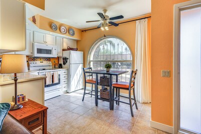 Charming Green Valley Townhome w/ Community Pool!