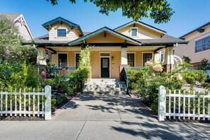 A two-story house with a front porch, a small front yard, and a white picket fence. - Luxe Bay View Home Near SF, Berkley & Napa Valley (Hercules)