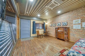 Apartment (0 Bedroom) | Interior - Historic Texarkana Studio Rental: Walk to Downtown (Texarkana)