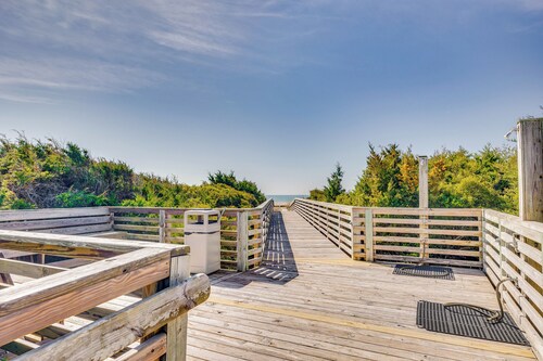 Atlantic Beach Condo w/ Balcony & Beach Access!