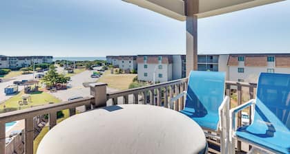 Atlantic Beach Condo w/ Balcony & Beach Access!