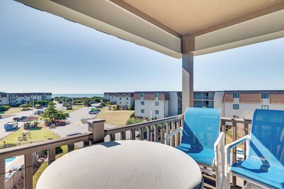 Atlantic Beach Condo w/ Balcony & Beach Access!