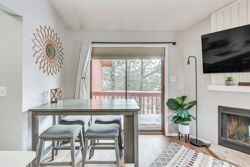 Cozy Angel Fire Condo - Walk to Ski Lift!