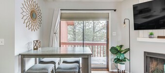 Cozy Angel Fire Condo - Walk to Ski Lift!