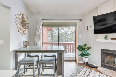 Cozy Angel Fire Condo - Walk to Ski Lift!