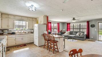 House (3 Bedrooms) | Interior