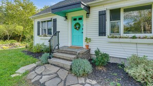 A house with a turquoise front door, a stone staircase, and a garden with various plants. - Saugerties Farmhouse: Sauna & Countryside Views (Saugerties)