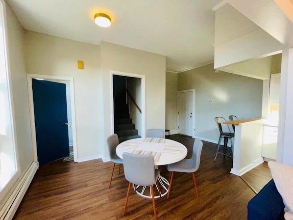 Interior - Apartment over shops in Bath Historic District (Bath)