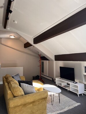 Smart TV - Top floor loft apartment in downtown Bath (Bath)