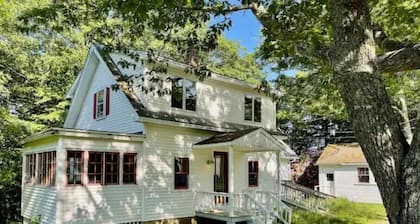 Sweet comfy cottage on Small Point Road