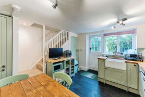 Cottage | Privékeuken | Een waterkoker, een broodrooster, kookgerei, borden en bestek