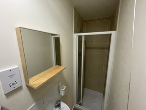Apartament | Bany | Dutxa, tovalloles i paper higiènic 