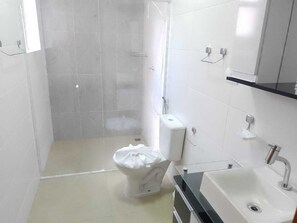Een douche, een bidet, handdoeken, zeep
