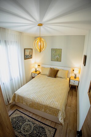 1 quarto, escrivaninha, ferros/tábuas de passar roupa, berço de viagem