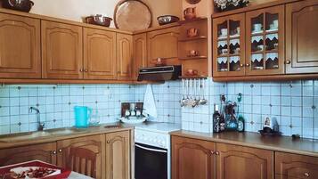 Geladeira, fogão, cooktop, cafeteira/chaleira