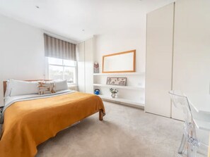 4 bedrooms, iron/ironing board, free WiFi, bed sheets