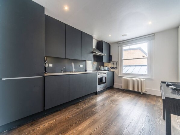 Kjøleskap, mikrobølgeovn, ovn og oppvaskmaskin