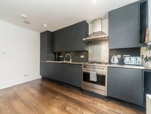 Kjøleskap, mikrobølgeovn, ovn og oppvaskmaskin