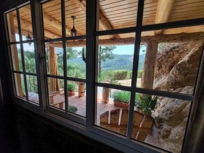 Interior - Cozy mountain Cabin with great views. Finca Chuchiyá (Tecpán Guatemala)