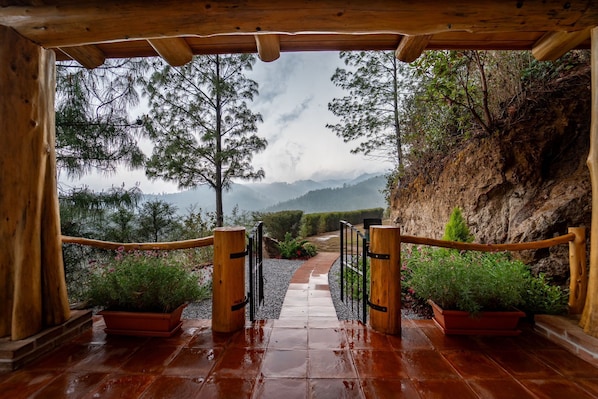 Terrace/patio - Cozy mountain Cabin with great views. Finca Chuchiyá (Tecpán Guatemala)