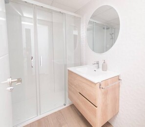 Haartrockner, Handtücher, Seife, Toilettenpapier
