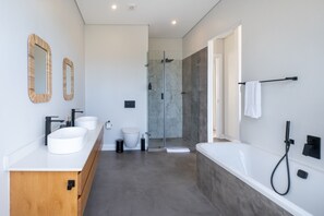 Shower, hair dryer, towels, soap - Spacious Holiday Home in Zululami - Private Pool (Dolphin Coast)