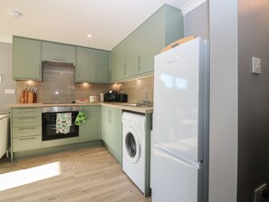 Een koelkast, een vaatwasser, een waterkoker, een broodrooster