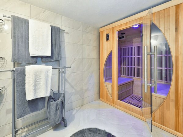 House (Two Bedroom Holiday Home with Swimmin) | Sauna