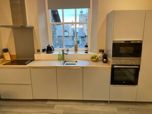 Fridge, microwave, oven, stovetop - Free access to gym and pool (health club) (Windermere)