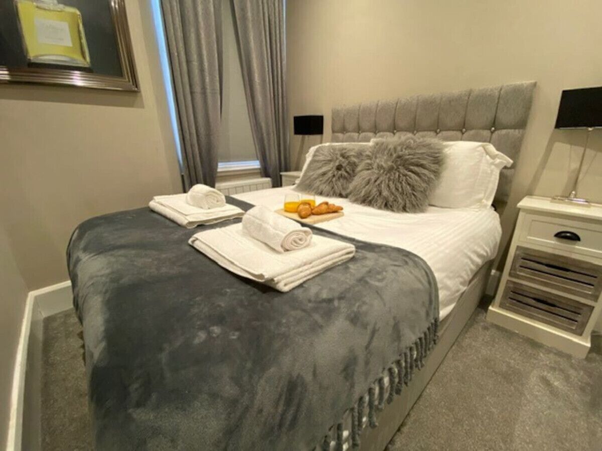 1 bedroom, desk, iron/ironing board, WiFi