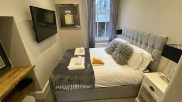 1 bedroom, desk, iron/ironing board, WiFi